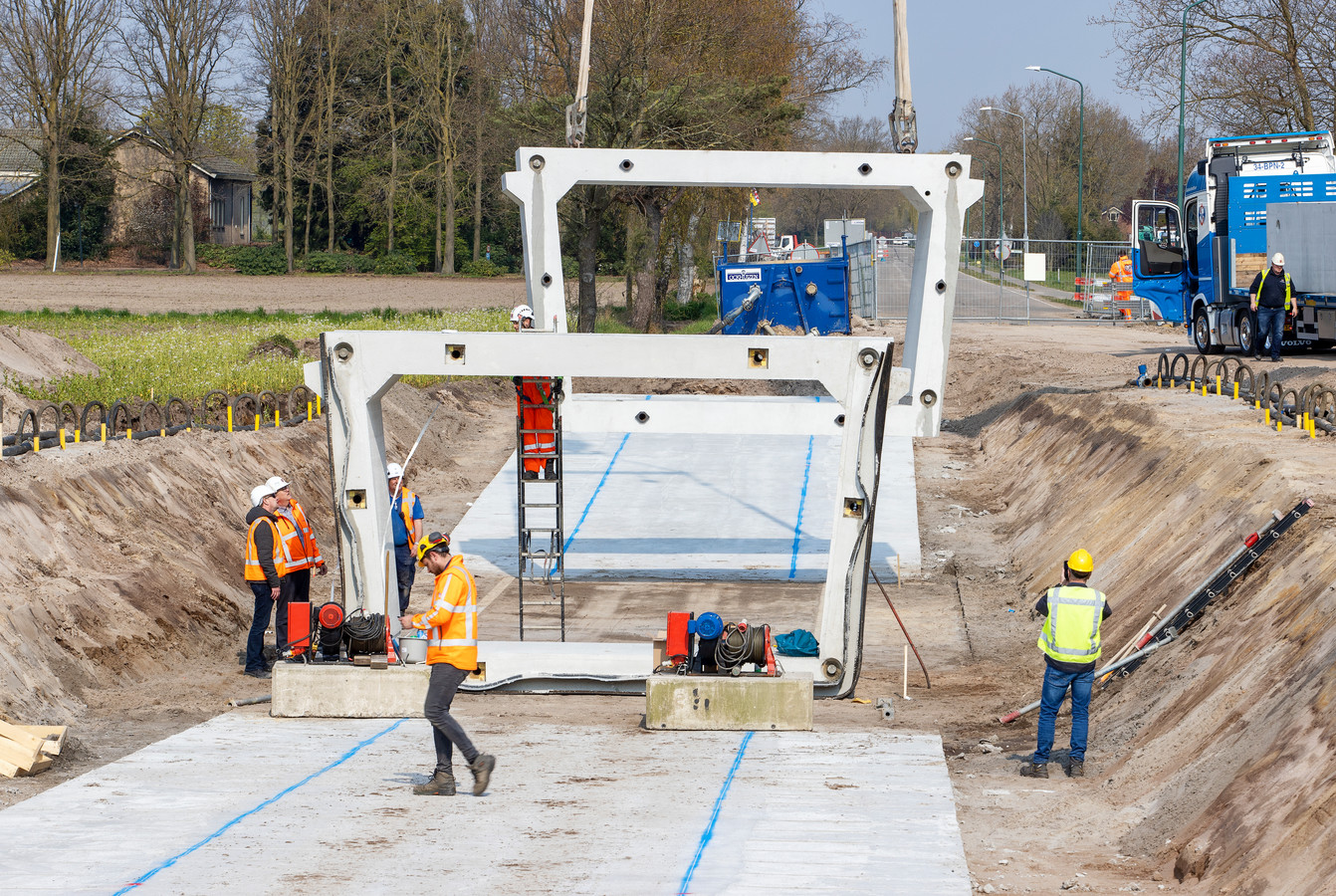 Plaatsing van het dichte deel van de nieuwe fietstunnel aan de Stokkelen tussen Bergeijk en Eersel.