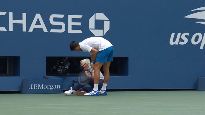 Djokovic slaat bal in het gezicht van lijnrechter.
