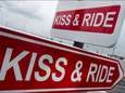 Minister wil kiss-and-rides weg van schoolpoort