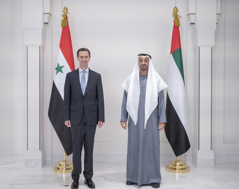 De Syrische president Bashar al-Assad (links) en sjeik Mohammed bin Rashid al-Maktoum van de Verenigde Arabische Emiraten. Beeld ANP / EPA