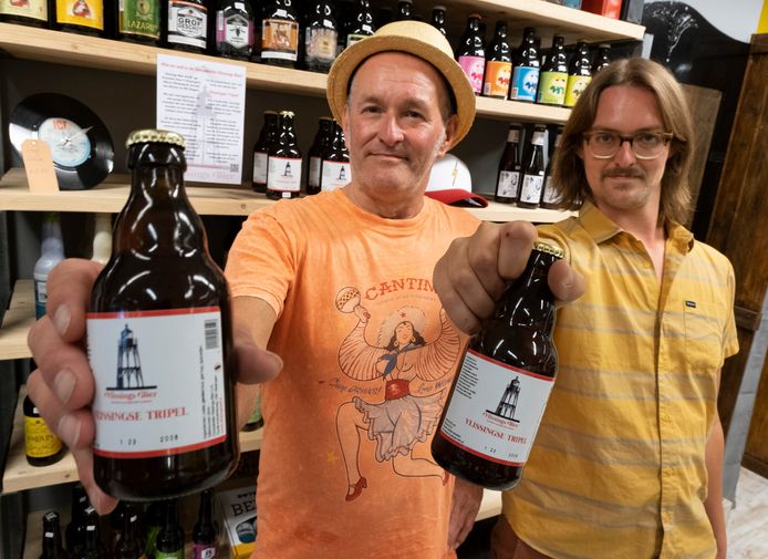 Jaap (links) en zoon Vincent van Boven kunnen de nieuwe tripel van Vlissings Bier wel wegzetten in hun winkel.