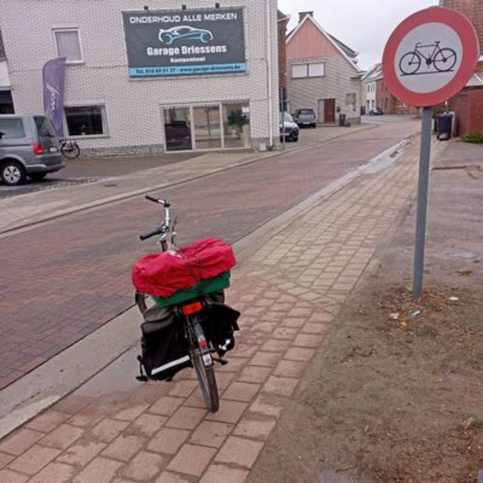 In deze straat in Gent mogen fietsers plots niet meer door. Wat moeten zij daar doen?