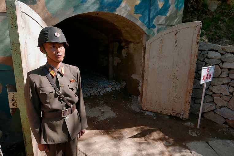 Een bewaker staat bij de ingang van de nucleaire testlocatie van Punggye-ri, in 2018.  Beeld AP