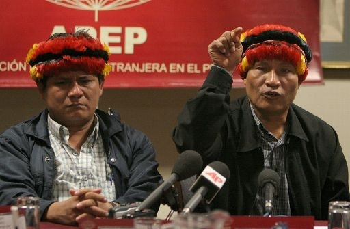 Le leader indigène Pizango, à droite