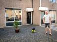John van der Heijden in zijn nieuwe huis met tuin. Ook hond Takkie is er blij mee.