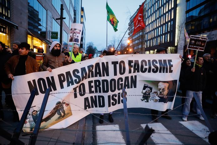 Demonstranten betogen tegen de aankomst van de Turkse president Recep Tayyip Erdogan in Brussel.