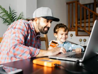 Je kind al vroeg leren omgaan met geld? Vanaf deze leeftijd kan je zoon of dochter een bankkaart krijgen
