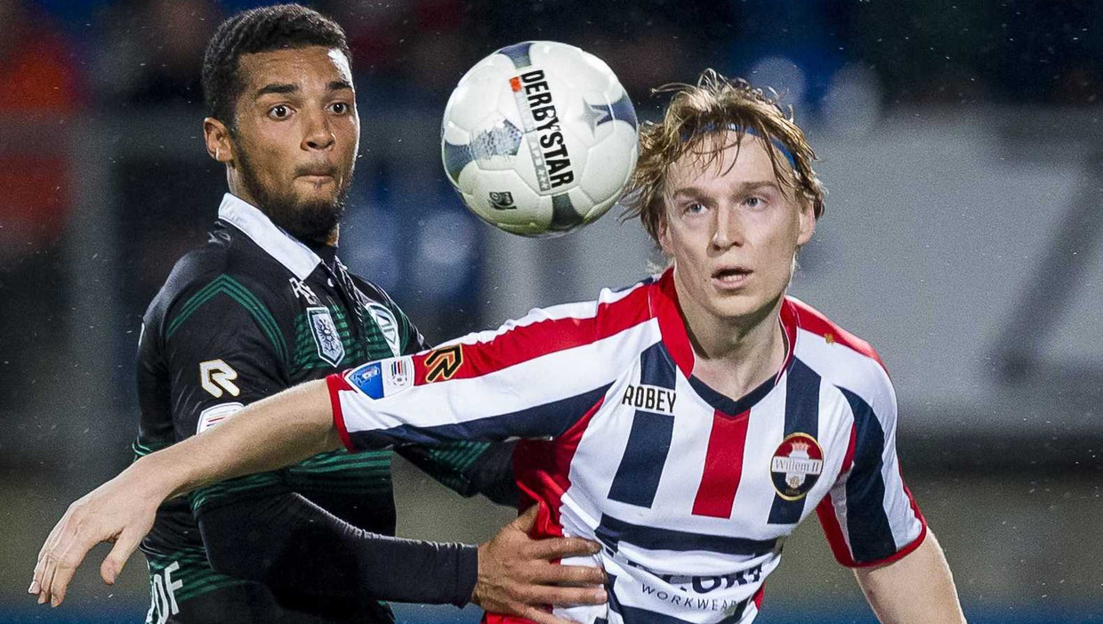 Willem II-speler Guus Hupperts (R) en FC Groningen-speler Johan Kappelhof (L) in duel om de bal. Beeld anp