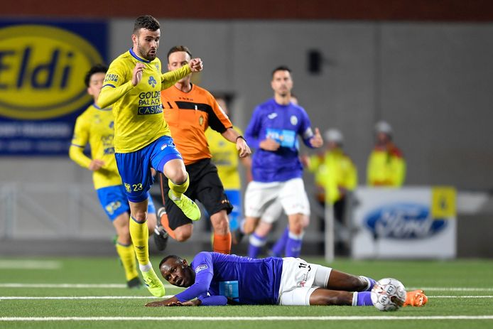 Rai Vloet als speler van STVV, hier in actie tegen Beerschot