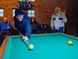 In dorpshuis De Cour in Terheijden is het zo koud dat leden van de biljartvereniging hun jas aanhouden.