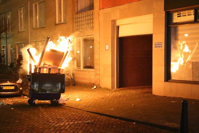Aan de Breughelstraat in Den Haag is brand geweest in een container. De brandweer is uitgerukt om het vuur te blussen. Omdat het vuur bijna over sloeg naar de woningen, is de brandweer met SPOED opgeroepen.