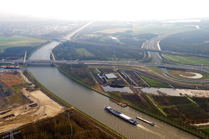 De Muiderbrug, knooppunt Diemen en het AmsterdamRijnkanaal.