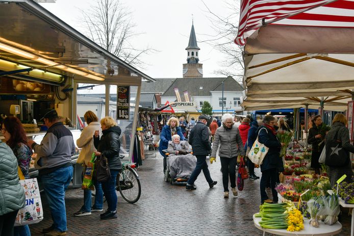 De weekmarkt in Nunspeet, 'een relatief sterke weekmarkt met regionale aantrekkingskracht'.