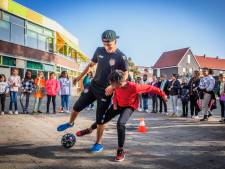 Wereldkampioen Nasser El Jackson voetbalt voor kinderen die geen geld hebben voor sport en cultuur