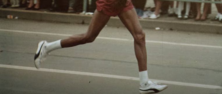 De Ethiopische marathonloper Abebe Bikila op de Olympische Spelen van 1964 in Tokio. Beeld 