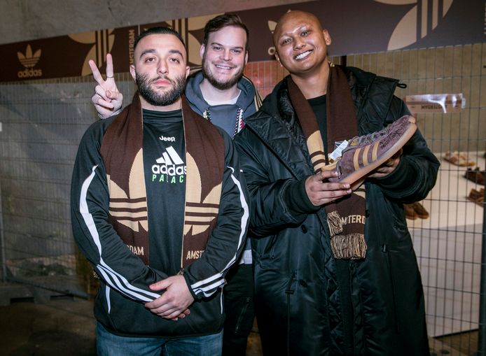 Liefhebber Ryan Zamani, influencer Gregor van Vlierden en Nigel Ramnath (Concrete Store), met handgeschreven sneaker van Aspden: “Ik heb een legende ontmoet.”