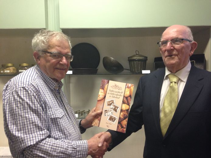 Schrijver Henk Haen biedt het eerste boek aan aan Leo Geerts