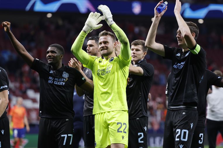 Club Brugge-doelman Simon Mignolet en zijn ploegmaats vieren na de 0-0 op Atlético Madrid. Ze stoten door naar de knock-outfase. Beeld ANP / EPA