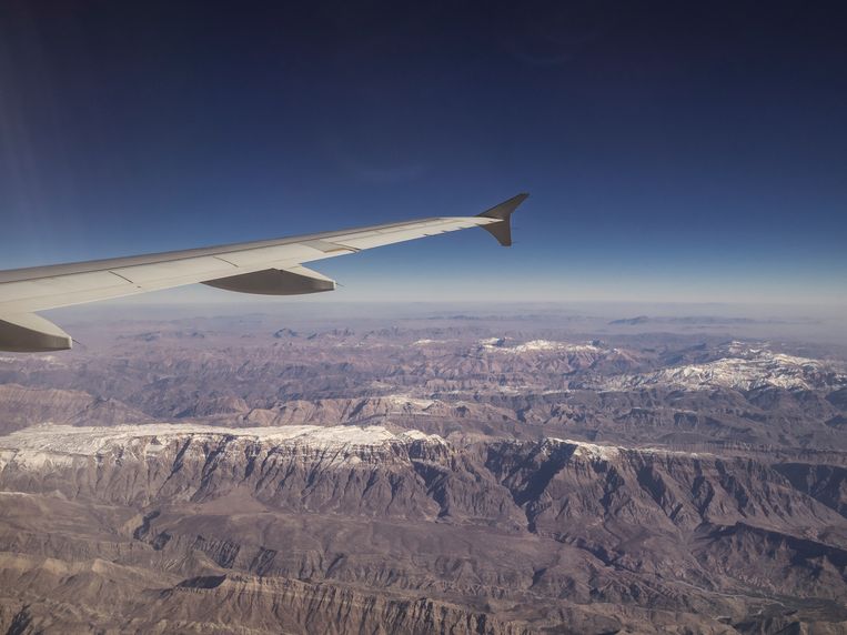 Uitzicht over de bergen van Iran vanuit een vliegtuig. Beeld Getty Images/EyeEm