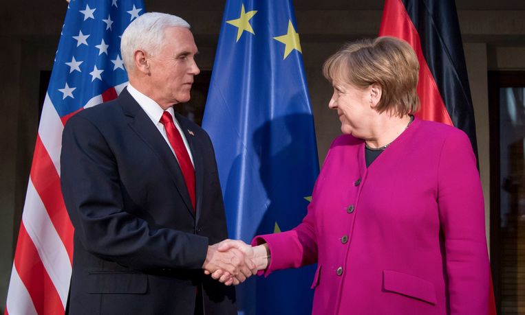 De Amerikaanse vicepresident Mike Pence en bondskanselier Angela Merkel op de veiligheidsconferentie in München. Beeld AFP