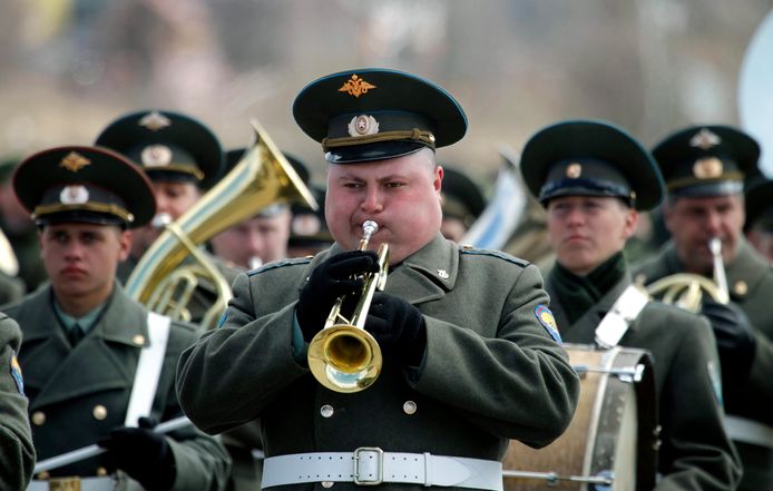 Een lid van het Russische militaire orkest in Moskou.