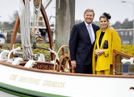 Máxima zorgt voor zonnestralen op druilerige dag met geel pak