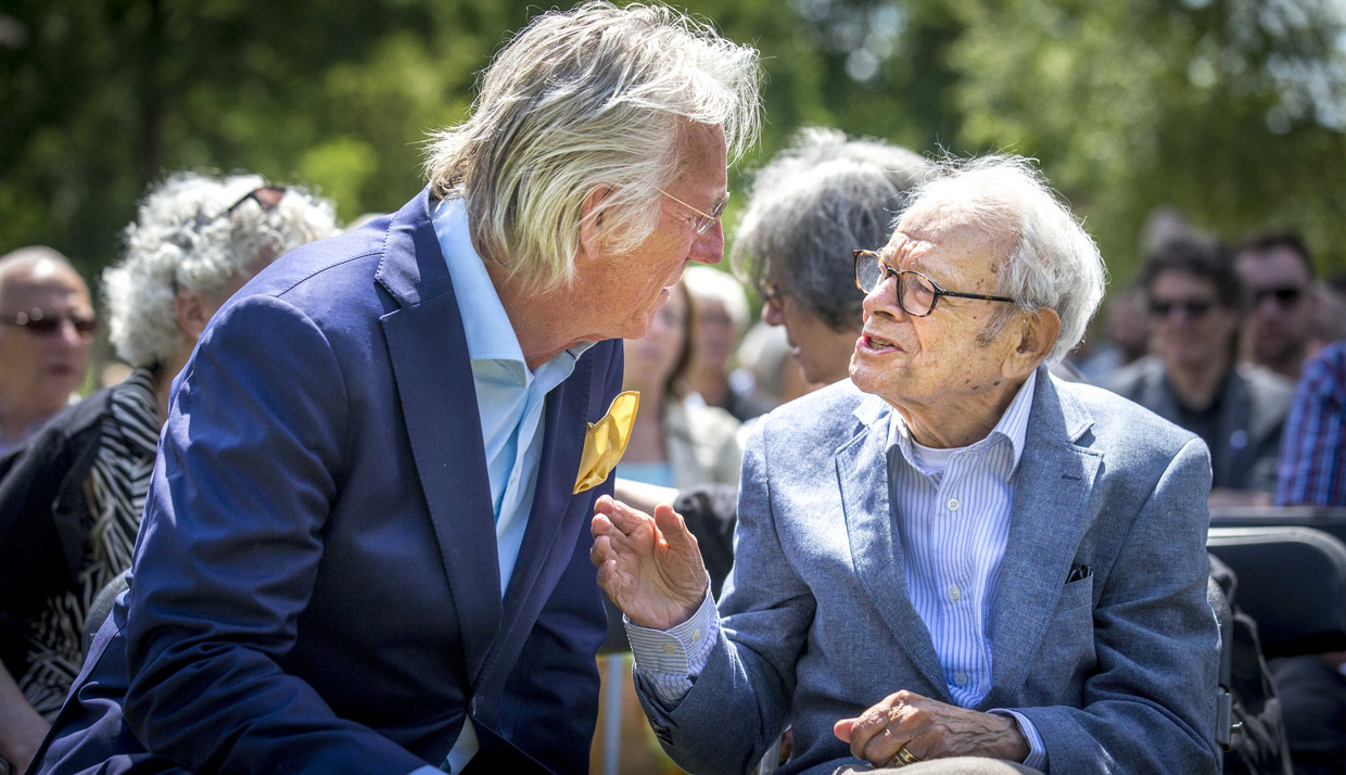 Jules Schelvis in gesprek met Freek de Jonge in 2015.  Beeld ANP