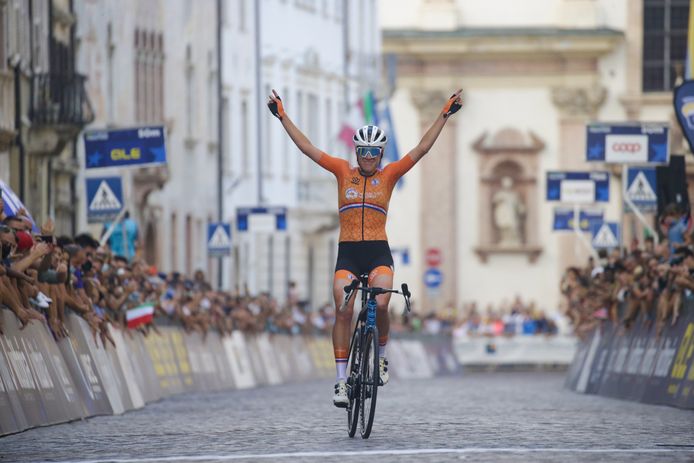 Ellen van Dijk kwam tijdens het EK wielrennen solo over de finishlijn.