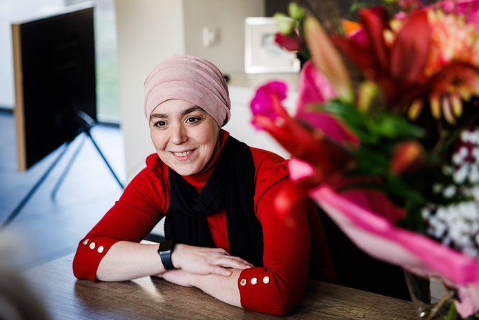 Felicitatiebloemen op tafel bij Esmah Lahlah thuis.