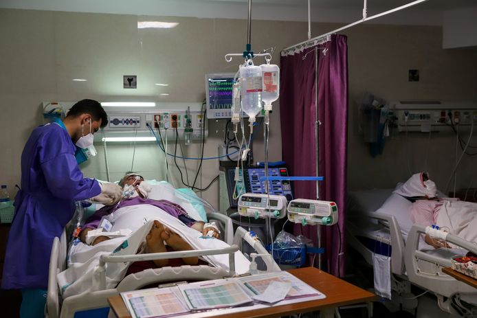 Een covid-patiënt wordt verzorgd in een ziekenhuis in Teheran, Iran.