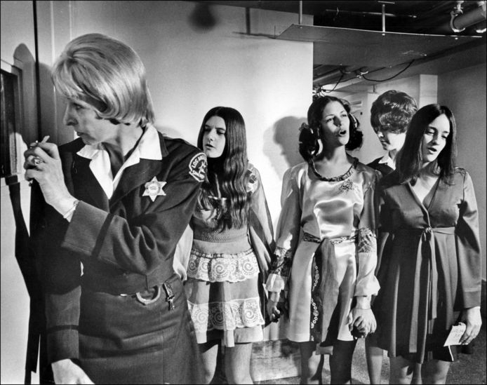 Patricia Krenwinkel, Leslie Van Houten en Susan Atkins, drie leden van de moordlustige
'Manson Family', terwijl ze naar de cel geleid worden in 1970.