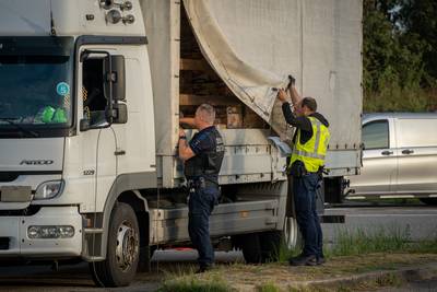 Tientallen boetes en vier aanhoudingen bij grote grenscontrole op A12