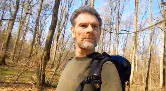 Moordverdachte Jos Brech (55) heeft een YouTubekanaal waarin hij video's maakte over 'bushcraften', overleven in de vrije natuur.