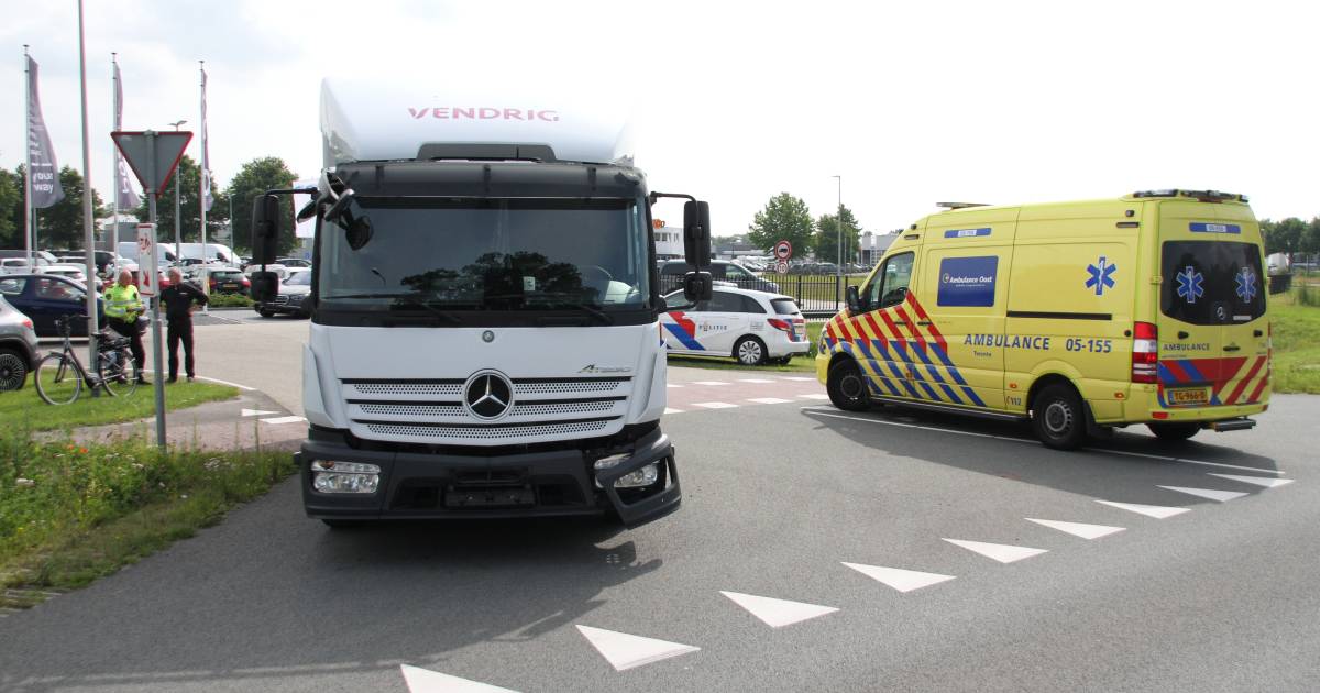 Fietser gewond na botsing met vrachtwagen in Rijssen, politie verhoort trucker.