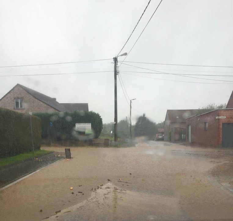 Wateroverlast in de Wittenweg in Zoutleeuw. De stad deelt gratis zandzakjes uit. Beeld RV Facebook Viviane Renders