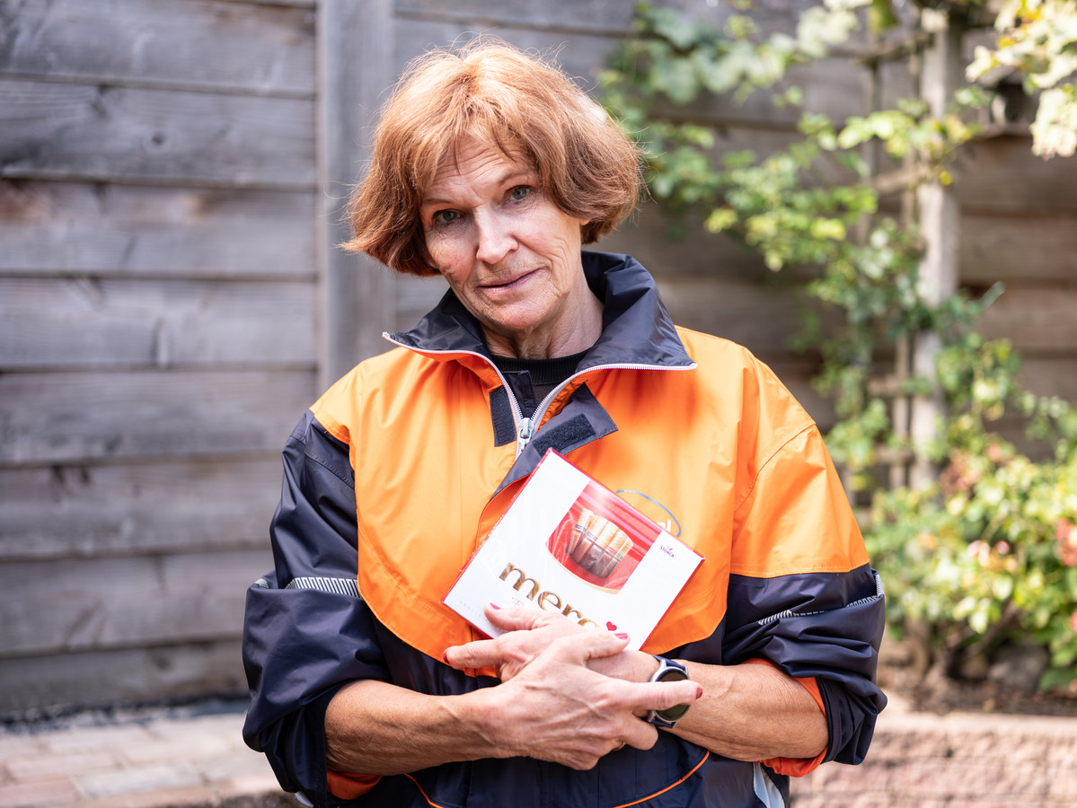 Hermien (69) nam na 16 jaar afscheid bij PostNL, maar kreeg slechts een doosje Merci en een