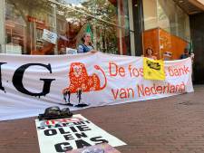 Klimaatactivisten bezetten ING-filiaal in Eindhoven: ‘Sluit de geldkraan voor olie, kolen en gas’

