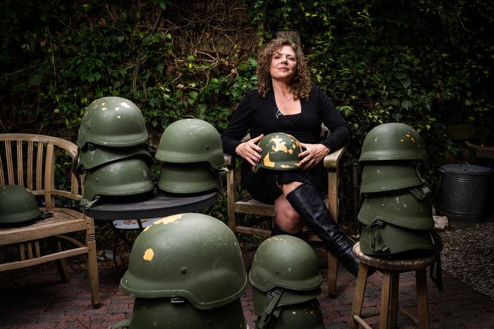 Amy van Son is de drijvende kracht achter het kunstproject Helmen vol Verhalen.