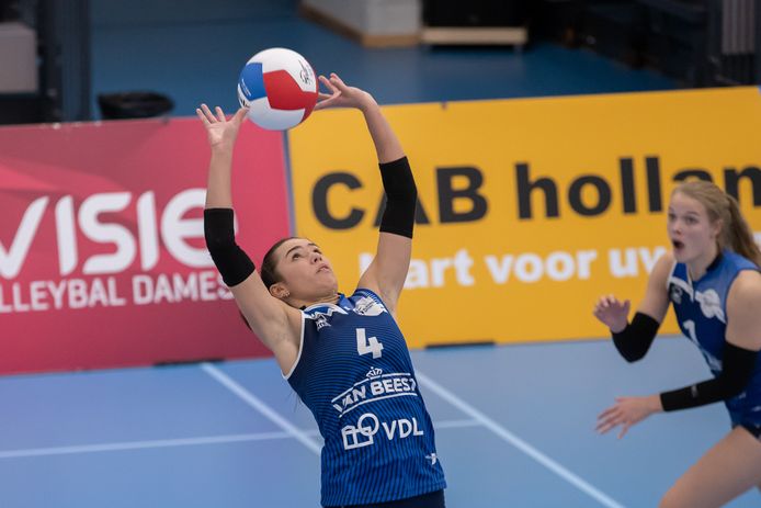 Sliedrecht Sport-spelverdeelster Noa Rahangmetan staat op het punt een aanvalster te bedienen.