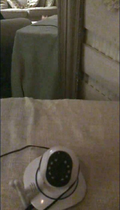 Vrouw doodsbang door camera van Action