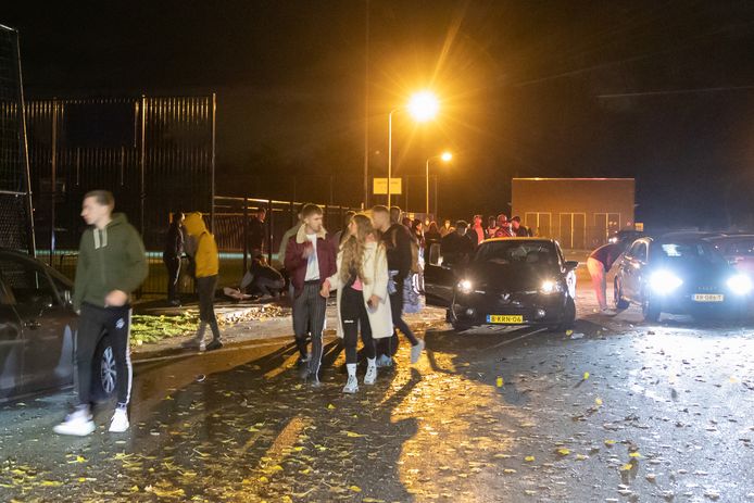 De politie heeft vannacht een einde gemaakt aan een illegaal feest in Hilversum.