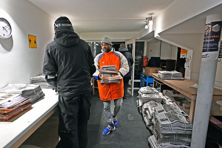 Om 4 uur ’s nachts worden kranten aangeleverd door Afrikaanse migranten op het depot voor krantenbezorgers aan Kennedylaan in Amsterdam. Beeld Guus Dubbelman / de Volkskrant