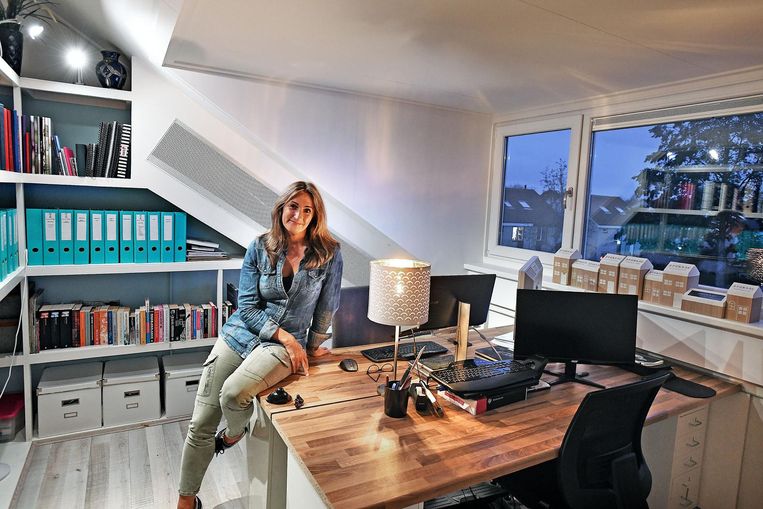 Sanna Helmer in haar nieuwe kantoor aan huis in Almere. Beeld Guus Dubbelman / de Volkskrant