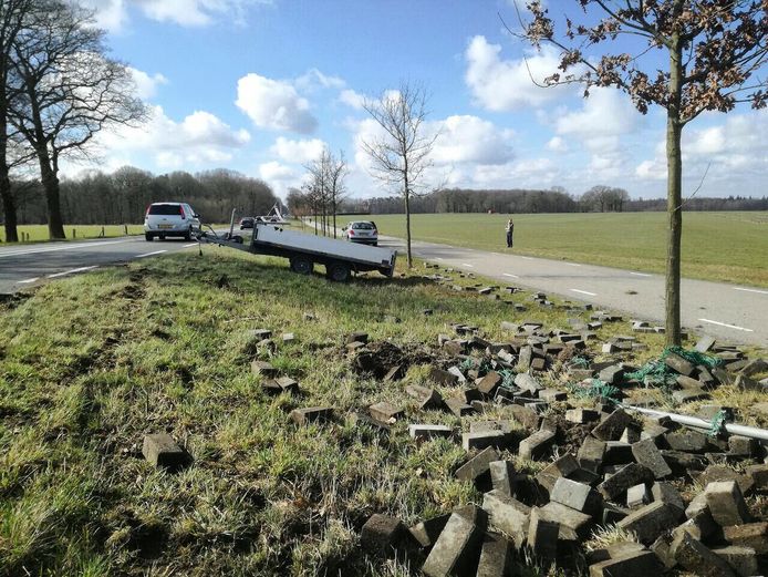 De aanhanger was beladen met stenen, die in de berm terechtkwamen.