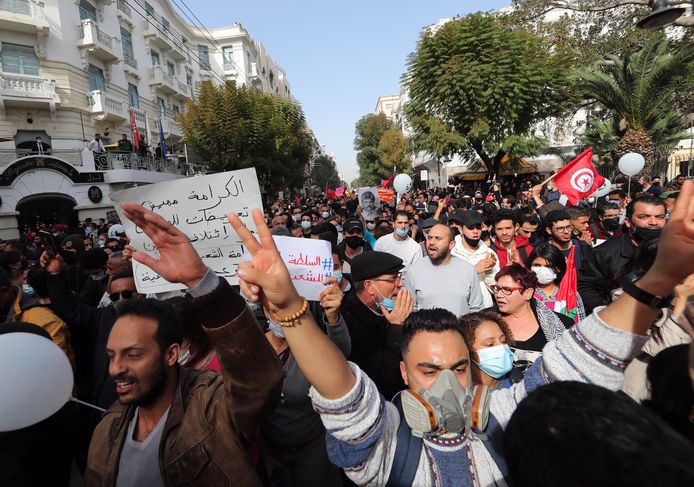 In Tunis, de hoofdstad van Tunesië,  zijn zaterdag honderden betogers op straat gekomen om de moord op twee linkse politici in 2013 te herdenken.