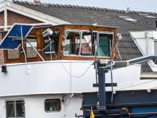 Schip ramt brug in Alphen, ruiten van stuurhut aan gruzelementen