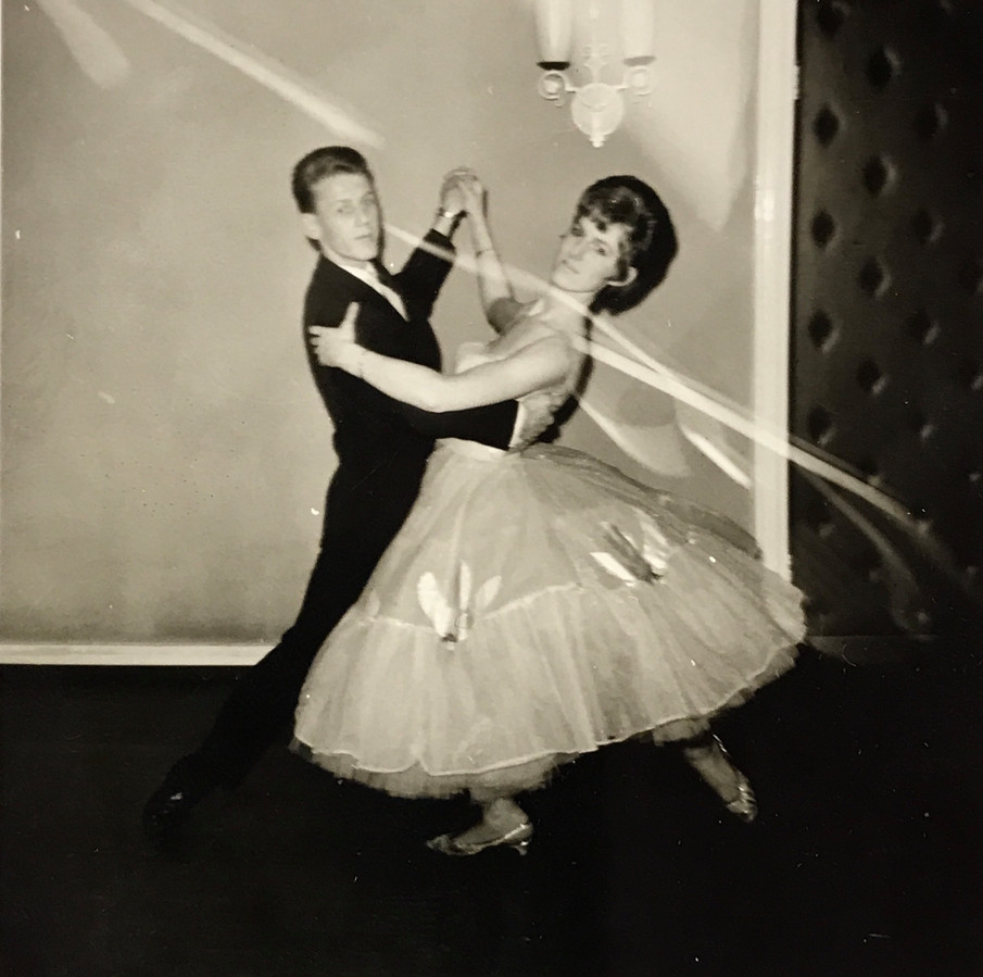 Johan en Jeanne in 1964. Het stel treint door het land om wedstrijden te dansen. De Almeloërs veroveren een prijzenkast vol eremetaal. Drie generaties dansen in de hoogste klasse.
