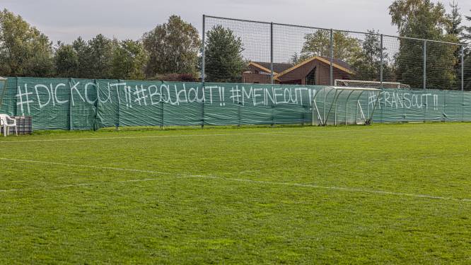 Harde kern PEC Zwolle roept met graffiti om vertrek trainer en clubleiding: ‘Met deze actie is club niet geholpen’