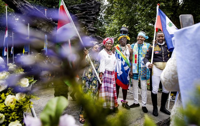 Bezoekers bij het Nationaal Monument Slavernijverleden, tijdens de nationale herdenking van het Nederlands slavernijverleden.