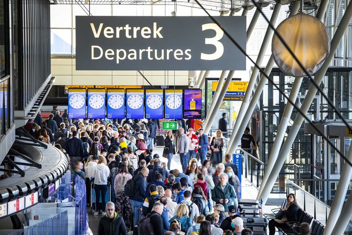 Na de drukte van vorige week waarschuwt Schiphol voor weer een druk weekend.
